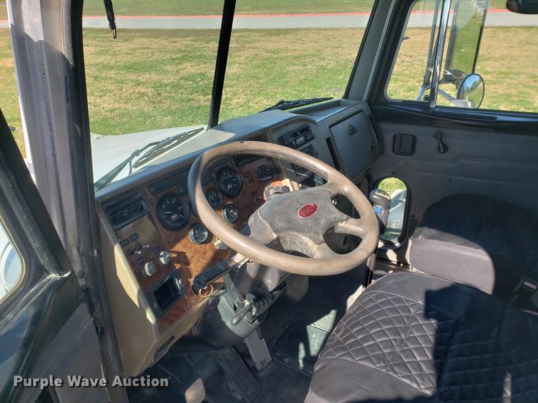 image for item DF2487 2002 Peterbilt 330 crane truck