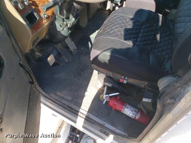 image for item DF2487 2002 Peterbilt 330 crane truck