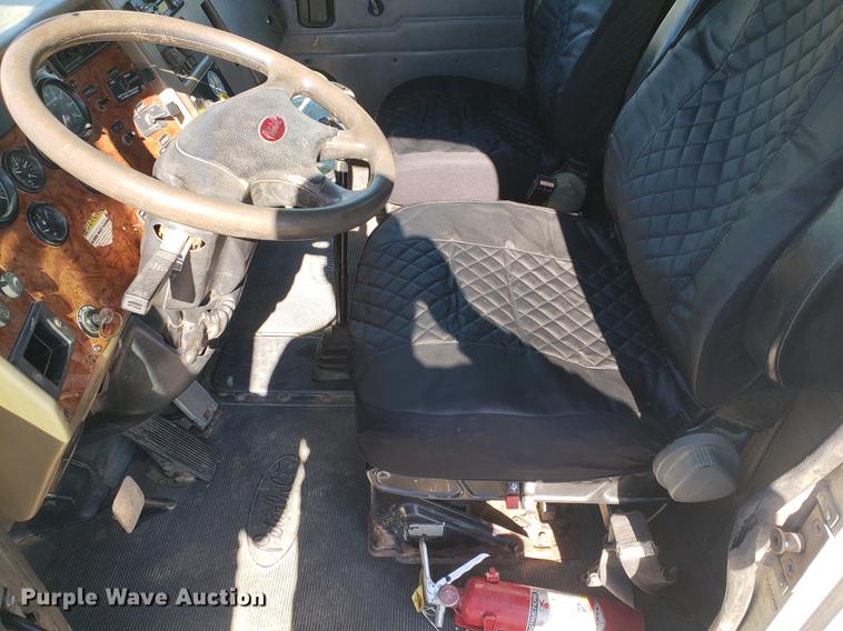 image for item DF2487 2002 Peterbilt 330 crane truck