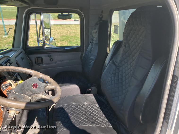 image for item DF2487 2002 Peterbilt 330 crane truck