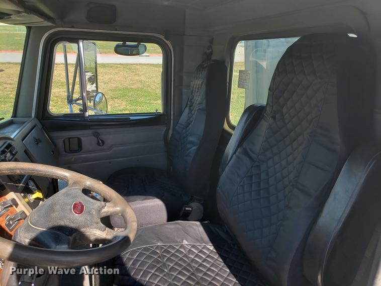 image for item DF2487 2002 Peterbilt 330 crane truck