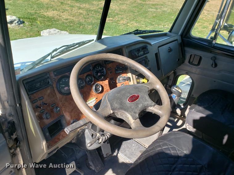 image for item DF2487 2002 Peterbilt 330 crane truck