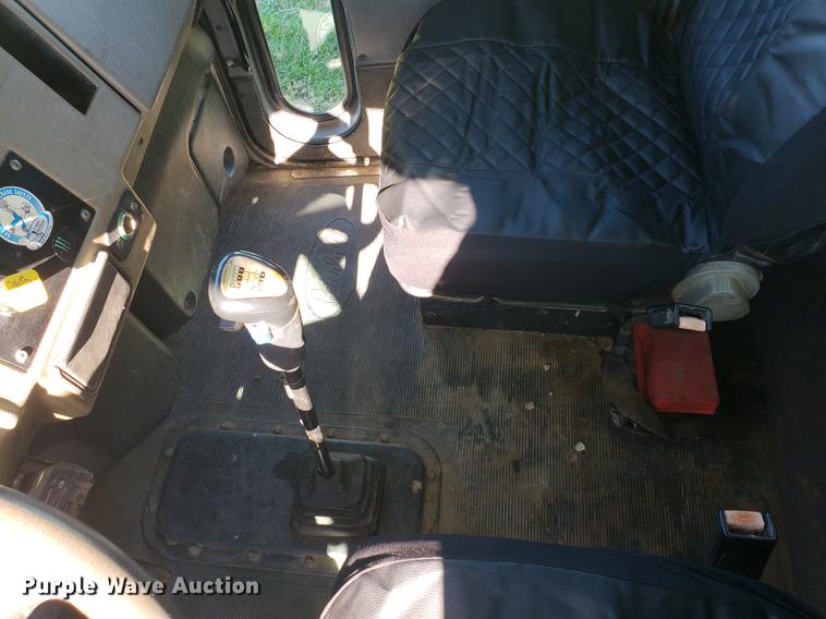 image for item DF2487 2002 Peterbilt 330 crane truck