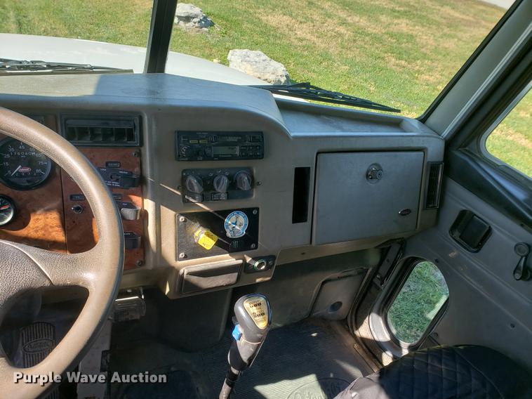 image for item DF2487 2002 Peterbilt 330 crane truck