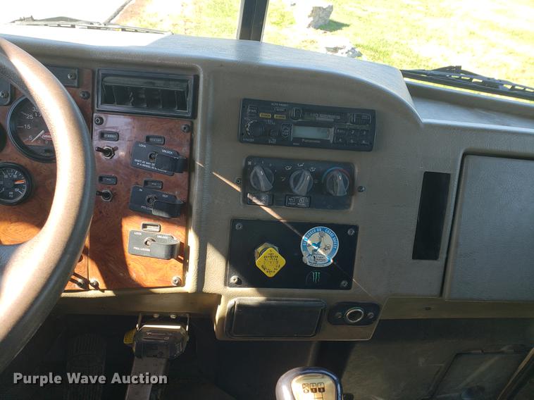 image for item DF2487 2002 Peterbilt 330 crane truck