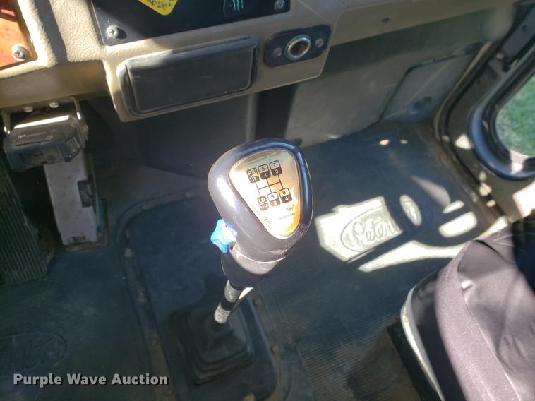 image for item DF2487 2002 Peterbilt 330 crane truck