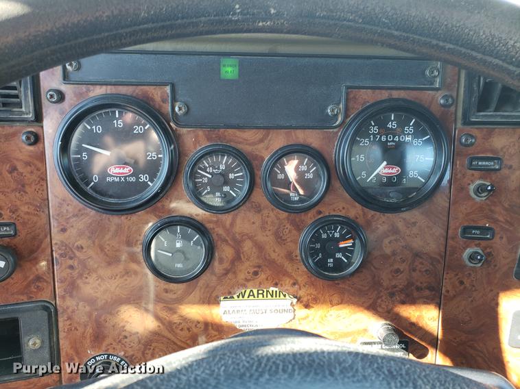 image for item DF2487 2002 Peterbilt 330 crane truck