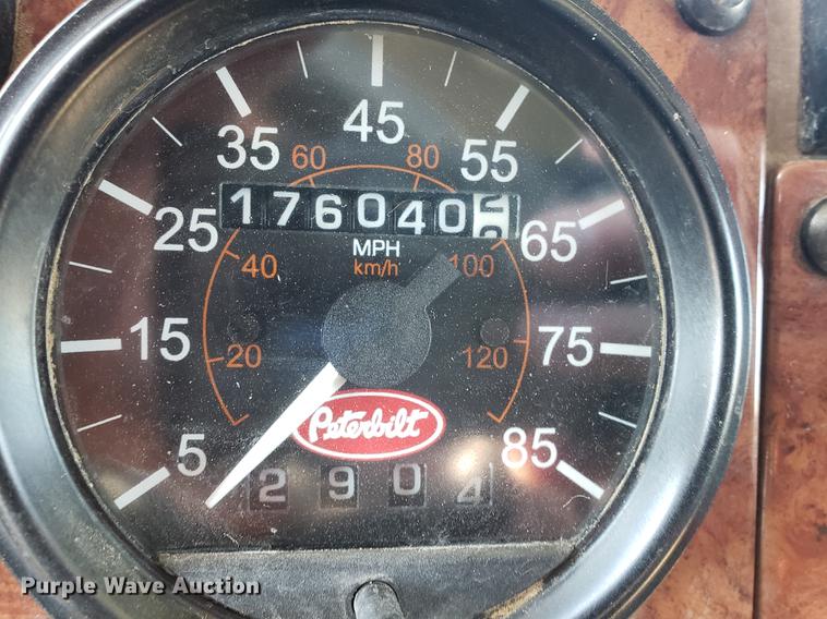 image for item DF2487 2002 Peterbilt 330 crane truck