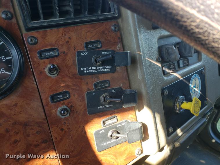 image for item DF2487 2002 Peterbilt 330 crane truck