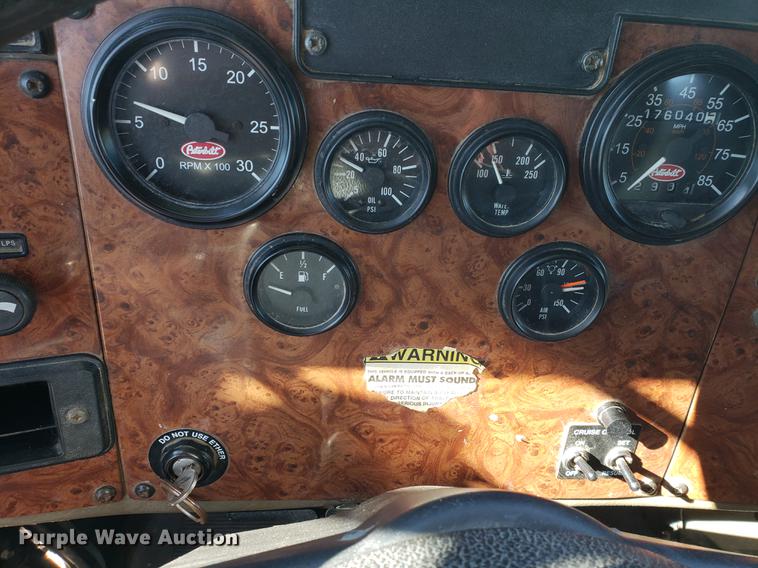 image for item DF2487 2002 Peterbilt 330 crane truck