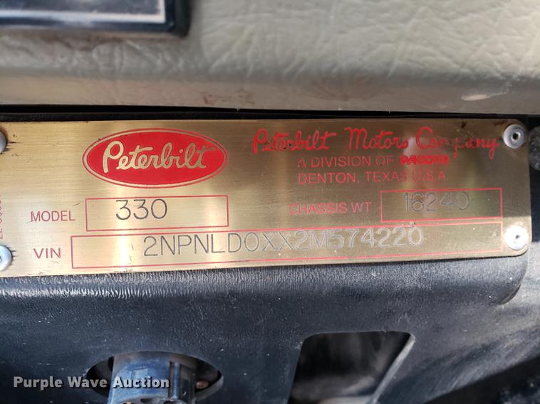 image for item DF2487 2002 Peterbilt 330 crane truck