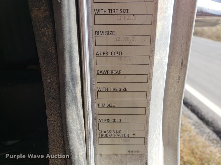 image for item DF2487 2002 Peterbilt 330 crane truck