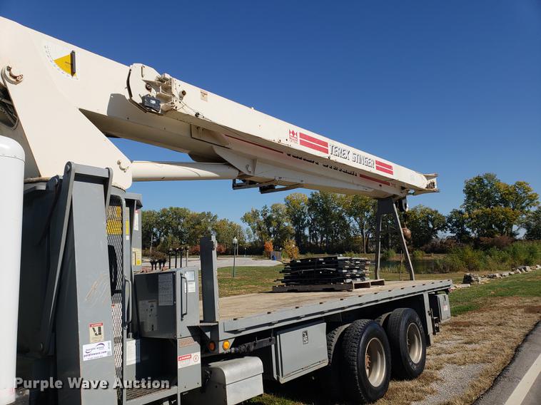 image for item DF2487 2002 Peterbilt 330 crane truck