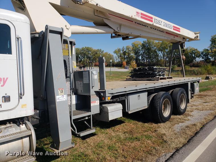 image for item DF2487 2002 Peterbilt 330 crane truck