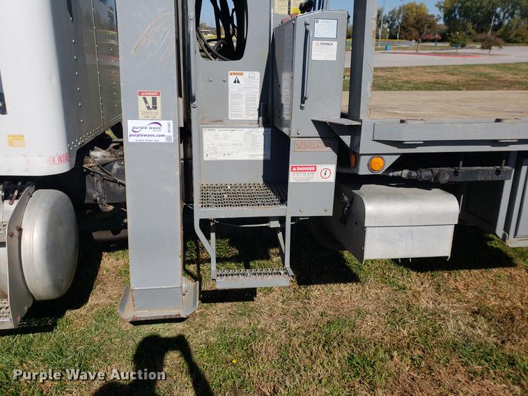 image for item DF2487 2002 Peterbilt 330 crane truck