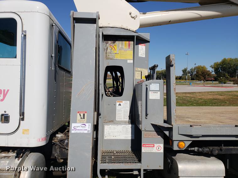 image for item DF2487 2002 Peterbilt 330 crane truck