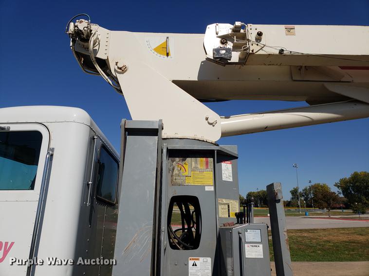 image for item DF2487 2002 Peterbilt 330 crane truck