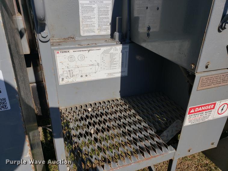 image for item DF2487 2002 Peterbilt 330 crane truck