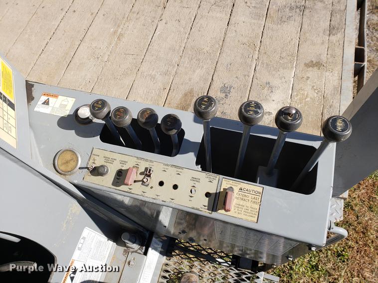 image for item DF2487 2002 Peterbilt 330 crane truck