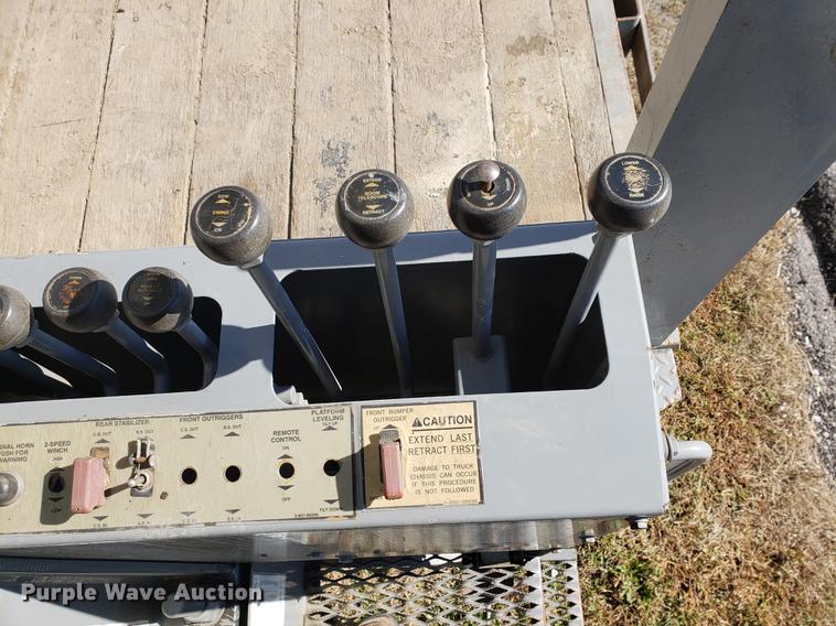 image for item DF2487 2002 Peterbilt 330 crane truck