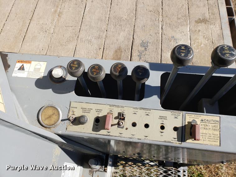 image for item DF2487 2002 Peterbilt 330 crane truck