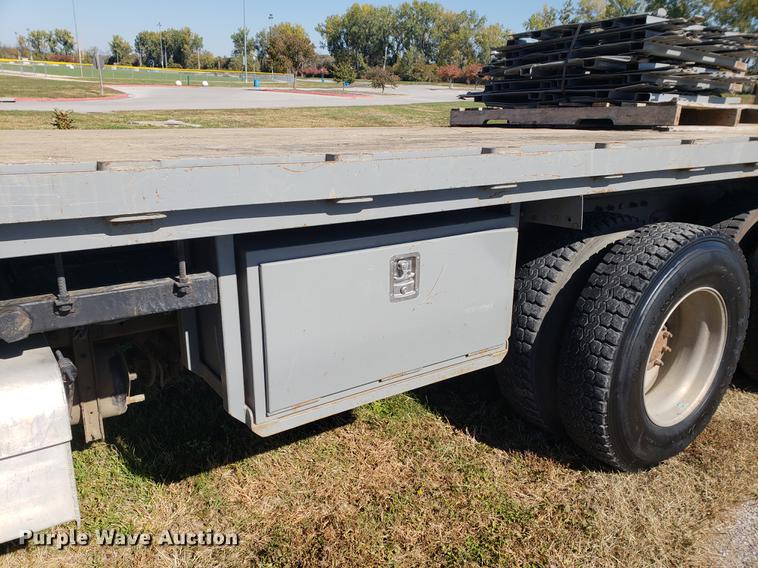 image for item DF2487 2002 Peterbilt 330 crane truck