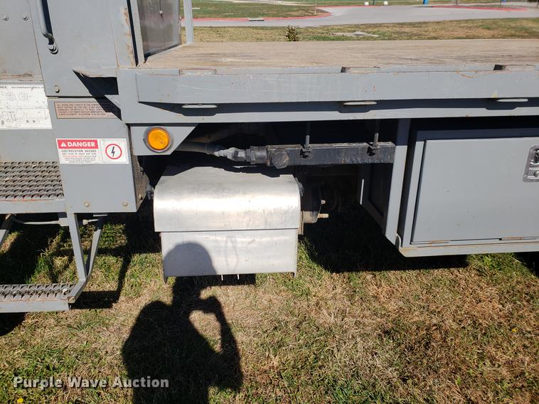 image for item DF2487 2002 Peterbilt 330 crane truck