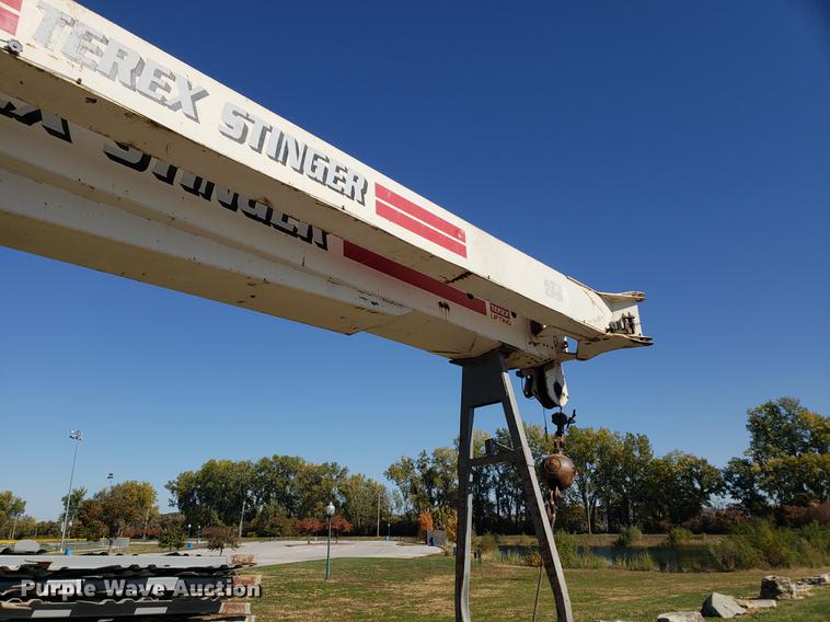 image for item DF2487 2002 Peterbilt 330 crane truck