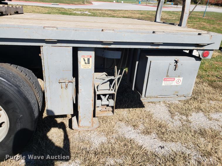 image for item DF2487 2002 Peterbilt 330 crane truck