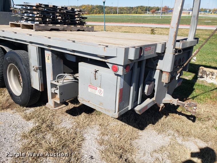 image for item DF2487 2002 Peterbilt 330 crane truck