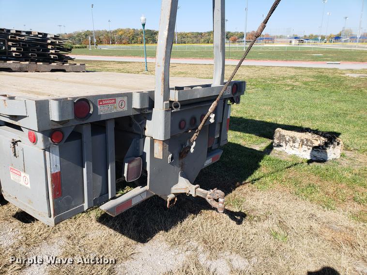 image for item DF2487 2002 Peterbilt 330 crane truck