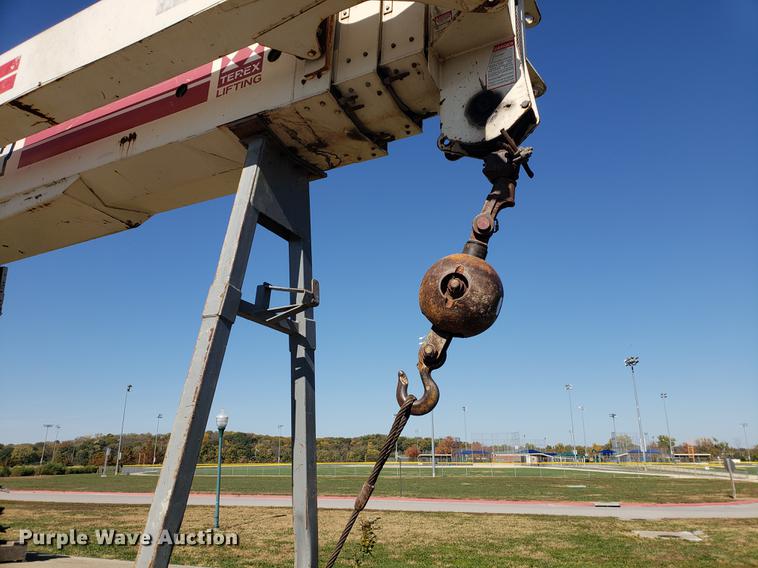 image for item DF2487 2002 Peterbilt 330 crane truck