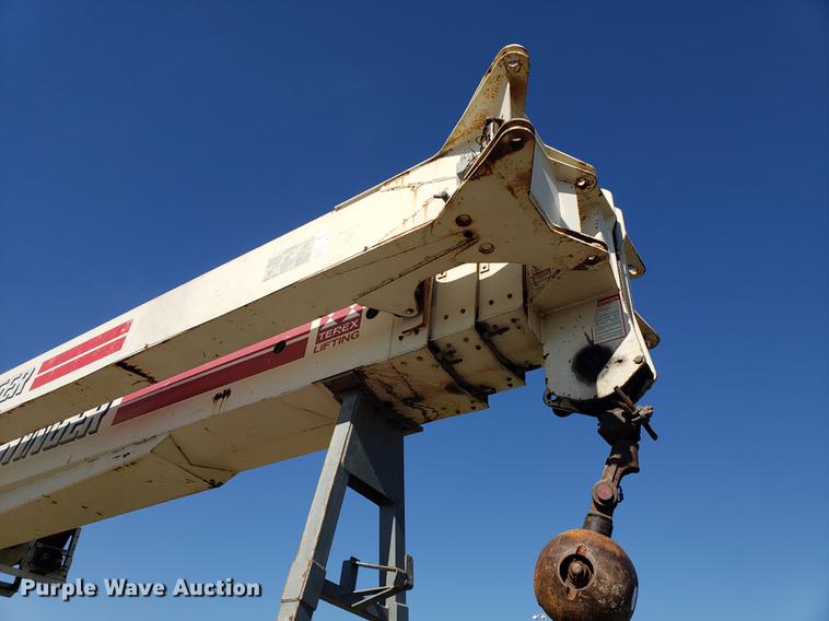 image for item DF2487 2002 Peterbilt 330 crane truck