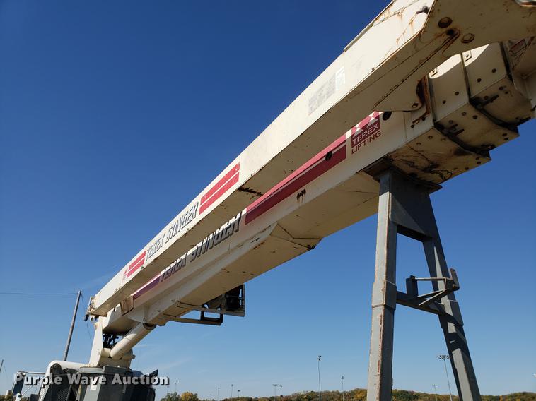 image for item DF2487 2002 Peterbilt 330 crane truck