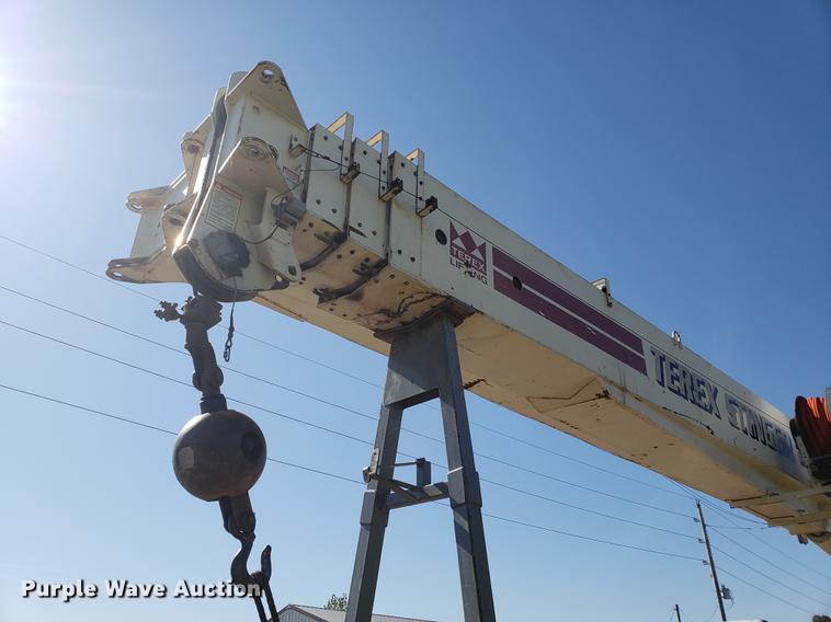 image for item DF2487 2002 Peterbilt 330 crane truck