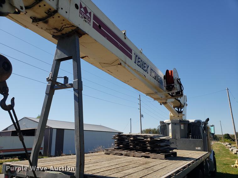 image for item DF2487 2002 Peterbilt 330 crane truck