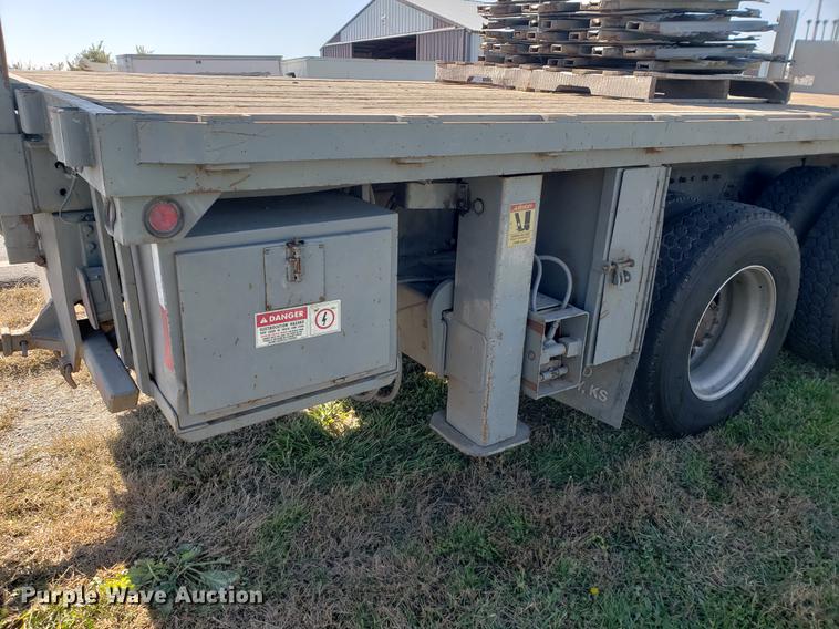 image for item DF2487 2002 Peterbilt 330 crane truck