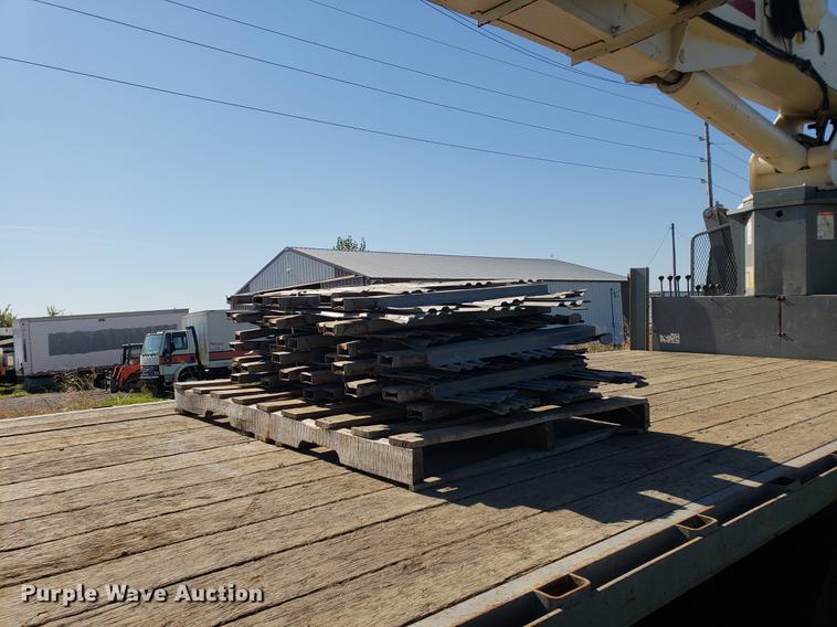 image for item DF2487 2002 Peterbilt 330 crane truck