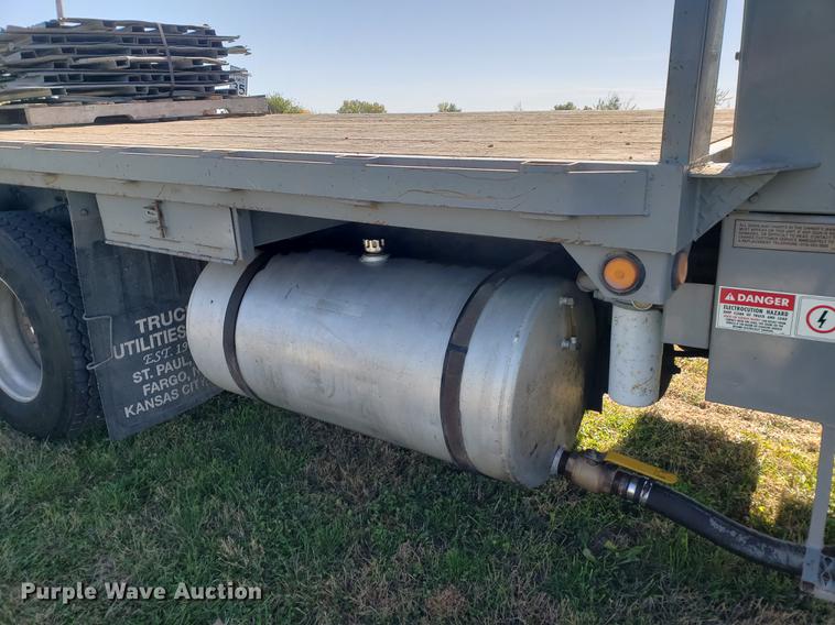 image for item DF2487 2002 Peterbilt 330 crane truck