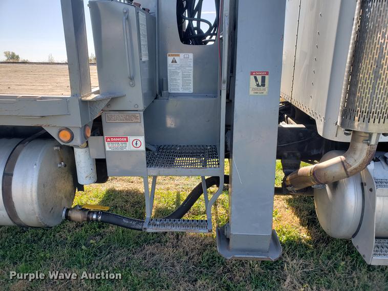 image for item DF2487 2002 Peterbilt 330 crane truck