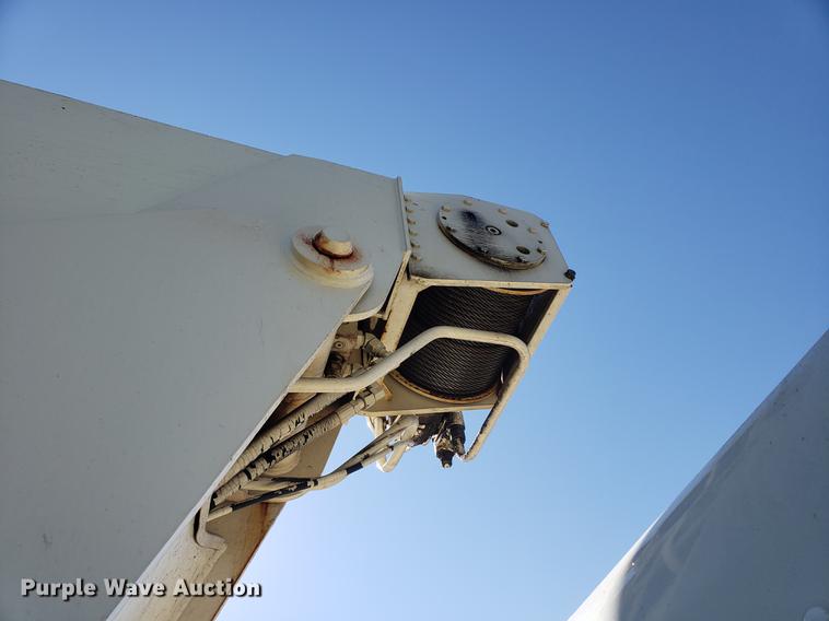 image for item DF2487 2002 Peterbilt 330 crane truck