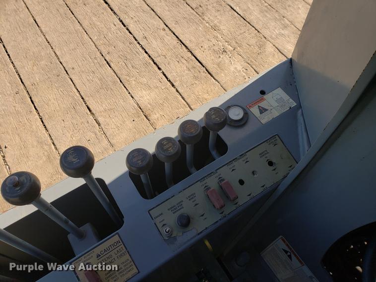 image for item DF2487 2002 Peterbilt 330 crane truck