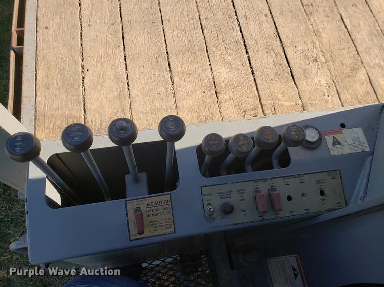 image for item DF2487 2002 Peterbilt 330 crane truck