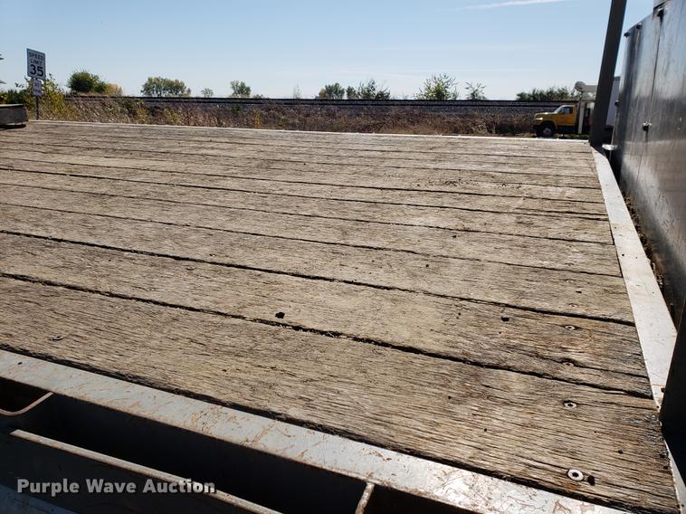 image for item DF2487 2002 Peterbilt 330 crane truck