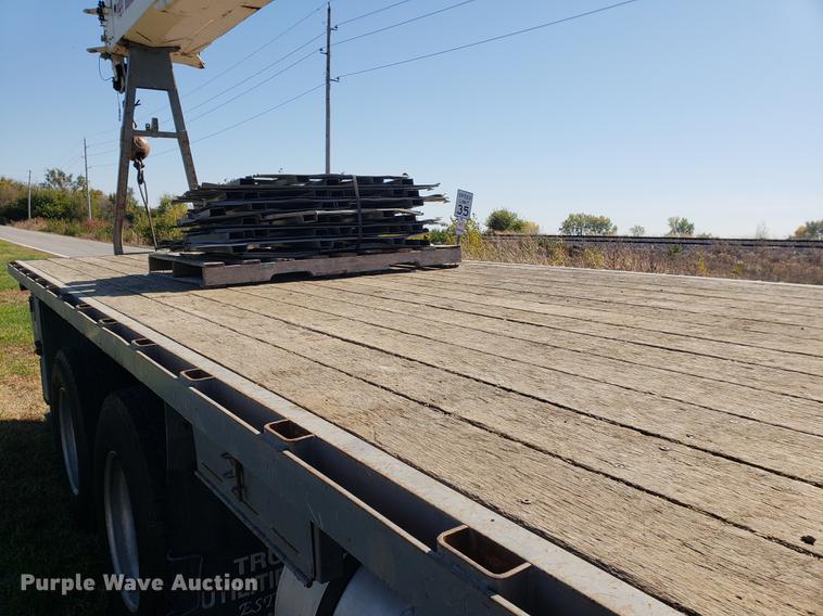 image for item DF2487 2002 Peterbilt 330 crane truck