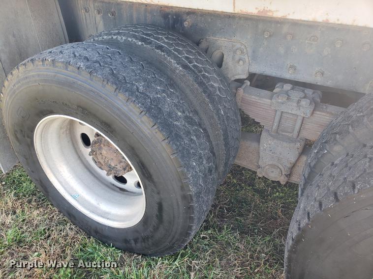 image for item DF2487 2002 Peterbilt 330 crane truck