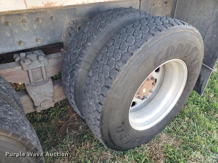 image for item DF2487 2002 Peterbilt 330 crane truck