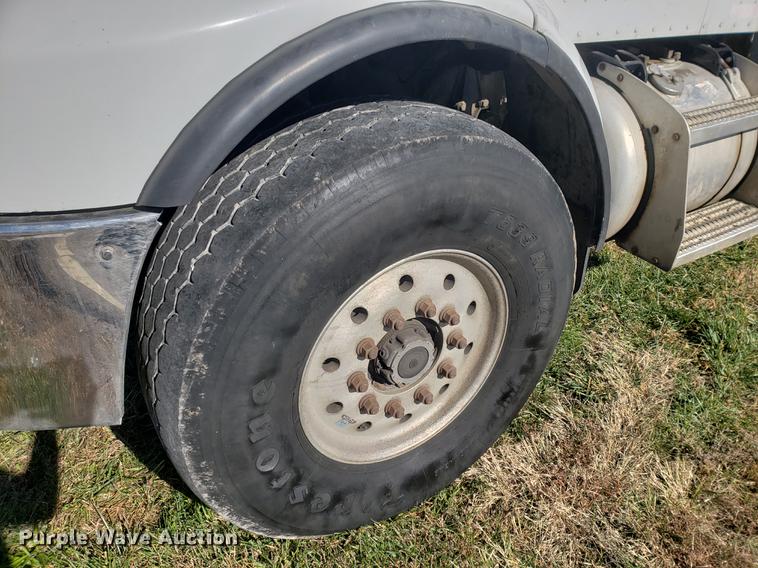 image for item DF2487 2002 Peterbilt 330 crane truck