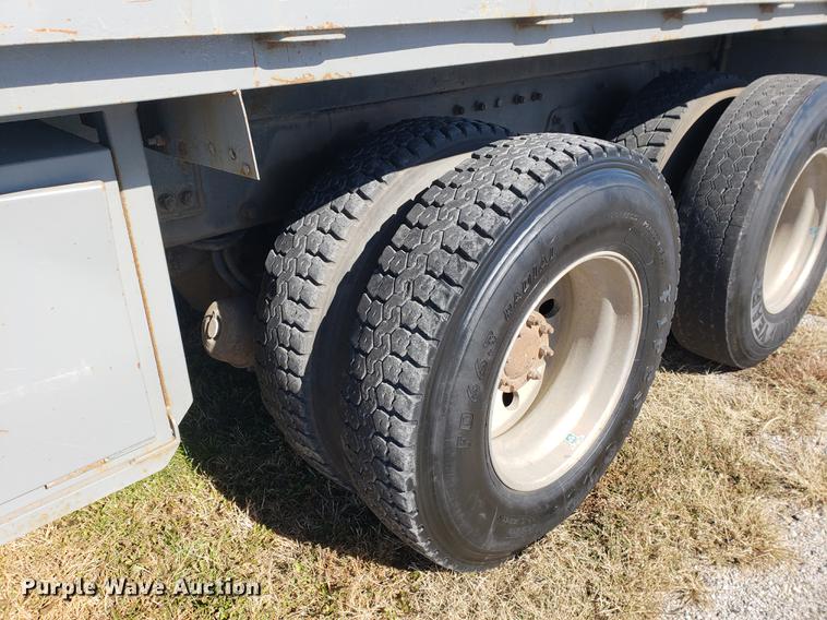 image for item DF2487 2002 Peterbilt 330 crane truck