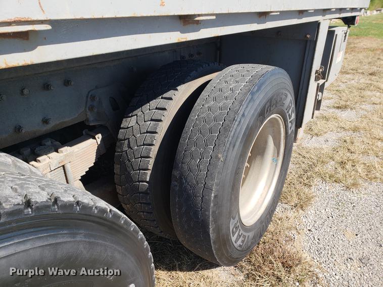 image for item DF2487 2002 Peterbilt 330 crane truck